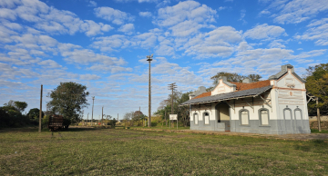 Após décadas de abandono, vagões de trem começam a ser retirados em Rubião Júnior