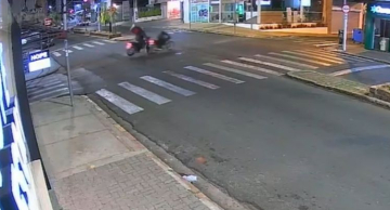 Acidente entre motos deixa condutor ferido na Dom Lúcio em Botucatu; veja vídeo Acidente entre motos deixa condutor ferido na Dom Lúcio em Botucatu; veja vídeo