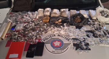 Dupla é presa com “arsenal” de drogas na Vila Jardim Botucatu Dupla é presa com “arsenal” de drogas na Vila Jardim Botucatu