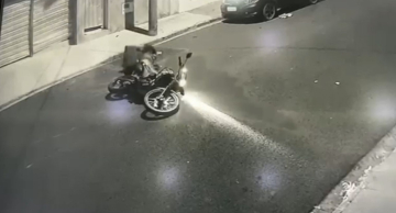 Motociclista sofre acidente após ser atingido por fios soltos em rua de Botucatu; veja vídeo Motociclista sofre acidente após ser atingido por fios soltos em rua de Botucatu; veja vídeo
