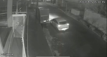 Motorista colide com foodtruck estacionado no centro de Botucatu e foge do local; veja vídeo Motorista colide com foodtruck estacionado no centro de Botucatu e foge do local; veja vídeo