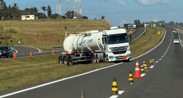 Carreta com 60 mil litros de combustível perde controle e se choca contra canaleta na Rondon