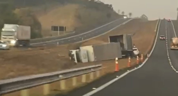 Carreta tomba no canteiro central da Castelinho em Botucatu