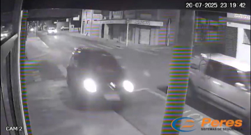 Carro bate em poste na Rua Amando de Barros, no Centro de Botucatu