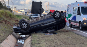 Carro capota na Castelinho próximo ao acesso do Shopping em Botucatu Carro capota na Castelinho próximo ao acesso do Shopping em Botucatu