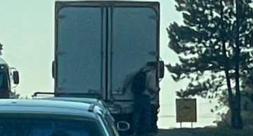 Jovem é flagrado ‘pegando carona’ na traseira de caminhão em Botucatu