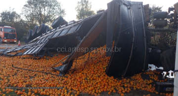 Caminhão com carga de laranjas tomba na SP-255 em Pratânia Caminhão com carga de laranjas tomba na SP-255 em Pratânia