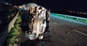 Carro capota após bater em carreta na Rondon em Botucatu Carro capota após bater em carreta na Rondon em Botucatu