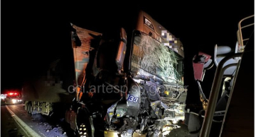 Acidente entre carretas causa vazamento de combustível na Castelo Branco em Bofete