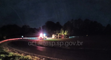 Motorista perde controle e caminhão tomba em curva da Rondon em São Manuel