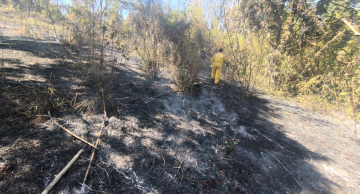Bombeiros controlam incêndio que atingiu 2 mil metros quadrados de vegetação em Botucatu
