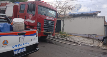 Incêndio atinge residência na Cohab 3 em Botucatu Incêndio atinge residência na Cohab 3 em Botucatu