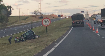 Colisão entre caminhão e carro na Rondon em Botucatu lança veículo no canteiro e deixa motorista ferido