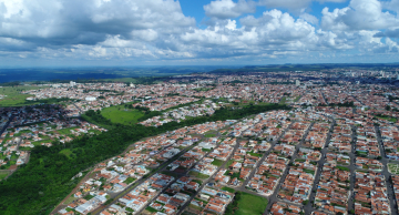 Sancionada lei que permite regularizar terrenos e construções irregulares em Botucatu