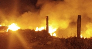 Fogo consome área de vegetação em Rubião Junior
