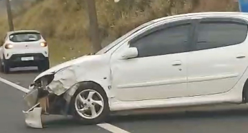 Acidente com quatro veículos deixa mulher ferida em Botucatu Acidente com quatro veículos deixa mulher ferida em Botucatu