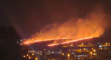 Incêndio de grandes proporções atinge bairros na zona norte de Botucatu e causa pânico em moradores Incêndio de grandes proporções atinge bairros na zona norte de Botucatu e causa pânico em moradores