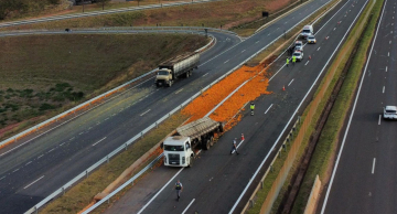 Carga de laranjas tomba na Castelinho em Botucatu