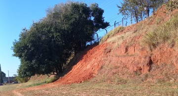 Escada improvisada no acesso ao AME Botucatu é retirada, mas usuários seguem sem alternativa segura Escada improvisada no acesso ao AME Botucatu é retirada, mas usuários seguem sem alternativa segura