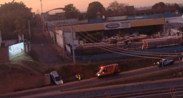 Carro cai em barranco e atinge valeta na nova marginal da Castelinho em Botucatu