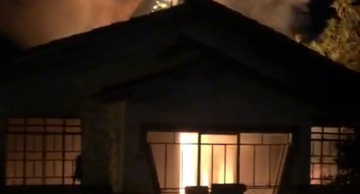 Incêndio atinge residência na Vila Carmelo em Botucatu Incêndio atinge residência na Vila Carmelo em Botucatu
