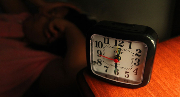 Dormir só à noite ou tirar cochilos ao longo do dia, o que é melhor para a saúde?