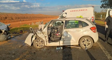 Acidente entre dois carros interdita rodovia em Santa Maria da Serra