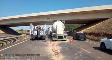 Acidente entre carretas interdita trecho da Marechal Rondon em São Manuel