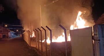 Incêndio atinge área ao lado da Casa da Juventude em Botucatu Incêndio atinge área ao lado da Casa da Juventude em Botucatu