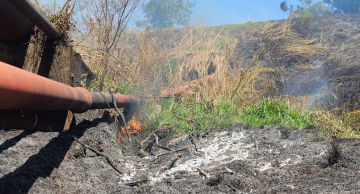 Incêndio atinge área de mata na Vila Assumpção em Botucatu e fumaça chega à rodovia Incêndio atinge área de mata na Vila Assumpção em Botucatu e fumaça chega à rodovia