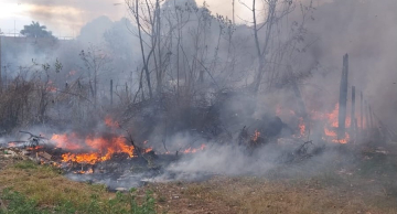 Incêndio atinge área ao lado da Secretária de Saúde em Botucatu Incêndio atinge área ao lado da Secretária de Saúde em Botucatu