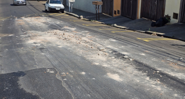 Caminhão derruba entulho na Rua Campos Sales e Defesa Civil é acionada em Botucatu