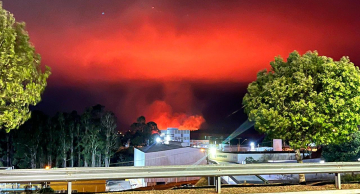 Grande foco de incêndio atinge área às margens da Gastão Dal Farra em Botucatu Grande foco de incêndio atinge área às margens da Gastão Dal Farra em Botucatu