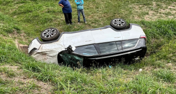 Veículo tomba em alça de acesso na Rodovia Domingos Sartori em Botucatu Veículo tomba em alça de acesso na Rodovia Domingos Sartori em Botucatu
