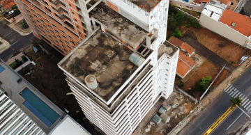 Quatro caixas d’água despencam de prédio desativado na Vital Brasil; Defesa Civil vai retirar outras nesta terça (23) Quatro caixas d’água despencam de prédio desativado na Vital Brasil; Defesa Civil vai retirar outras nesta terça (23)