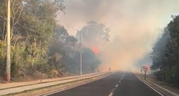 Incêndio atinge vegetação próxima ao Parque Laguna em Botucatu Incêndio atinge vegetação próxima ao Parque Laguna em Botucatu