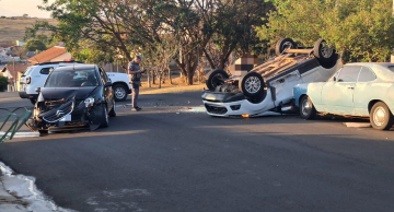 Carro capota em acidente no Jardim Paraíso em Botucatu Carro capota em acidente no Jardim Paraíso em Botucatu
