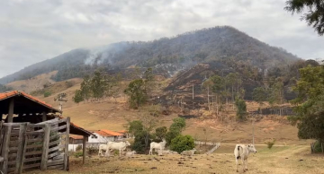 Incêndio de grandes proporções atinge Morro de Bofete Incêndio de grandes proporções atinge Morro de Bofete