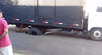 Caminhão afunda em asfalto na Rua Castro Alves em Botucatu