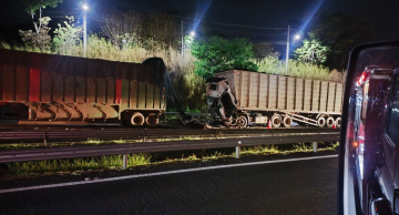 Colisão entre carretas deixa motorista ferido na Rodovia Marechal Rondon em Botucatu