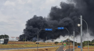 Fogo atinge área ao lado do Distrito Industrial 3 em Botucatu e fumaça toma conta da Rondon Fogo atinge área ao lado do Distrito Industrial 3 em Botucatu e fumaça toma conta da Rondon