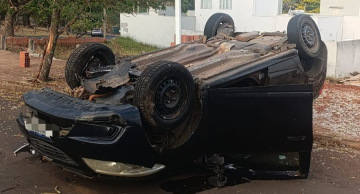 Carro capota no Jardim Itália em Botucatu Carro capota no Jardim Itália em Botucatu