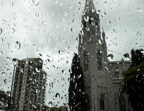 Chuva e frente fria podem derrubar temperaturas em Botucatu entre quinta e sexta-feira