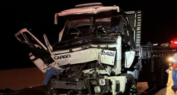 Acidente entre caminhões deixa uma pessoa em estado grave na Castello Branco em Itatinga