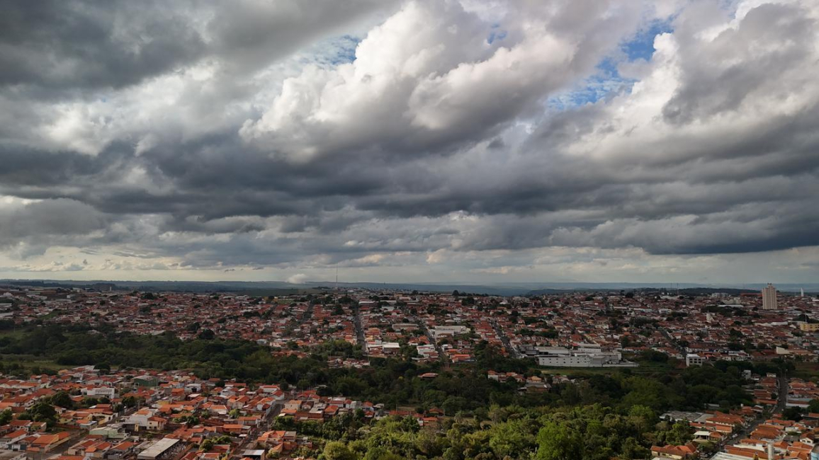 Calor continua em Botucatu e chuva pode voltar no fim do Carnaval