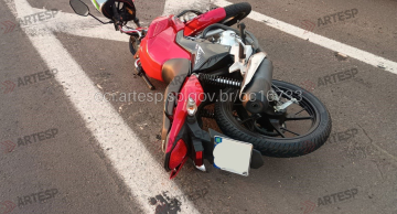 Motociclista morre em colisão com caminhão na Rondon em São Manuel