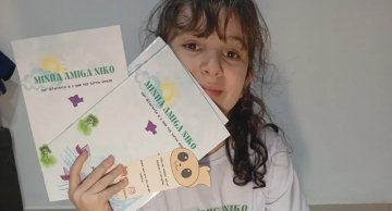 Aluna da Rede Municipal vai à escola onde aprendeu a ler para entregar seu primeiro livro