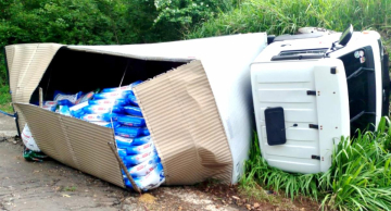 Caminhão perde freios na Serra de São Pedro e motorista evita acidente mais grave