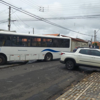 Ônibus bate em residência após ser atingido por veículo na Cohab 1