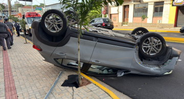 Carro capota em acidente na Avenida Floriano Peixoto em Botucatu